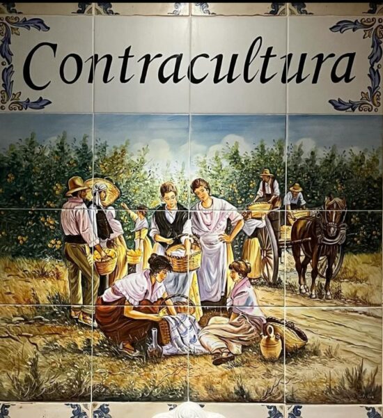 Entrada-contracultura Azulejos de la entrada del Restaurante Contracultura