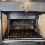 Nuestra parrilla de leña es protagonista en muchas preparaciones